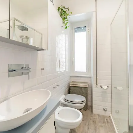 Sleek 2 Bed Flat 2 Tube Stops From The Colosseum *