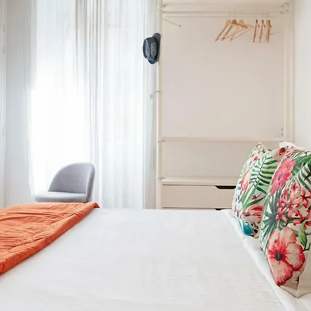 Sleek 2 Bed Flat 2 Tube Stops From The Colosseum Rzym