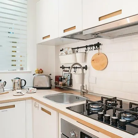 Sleek 2 Bed Flat 2 Tube Stops From The Colosseum *